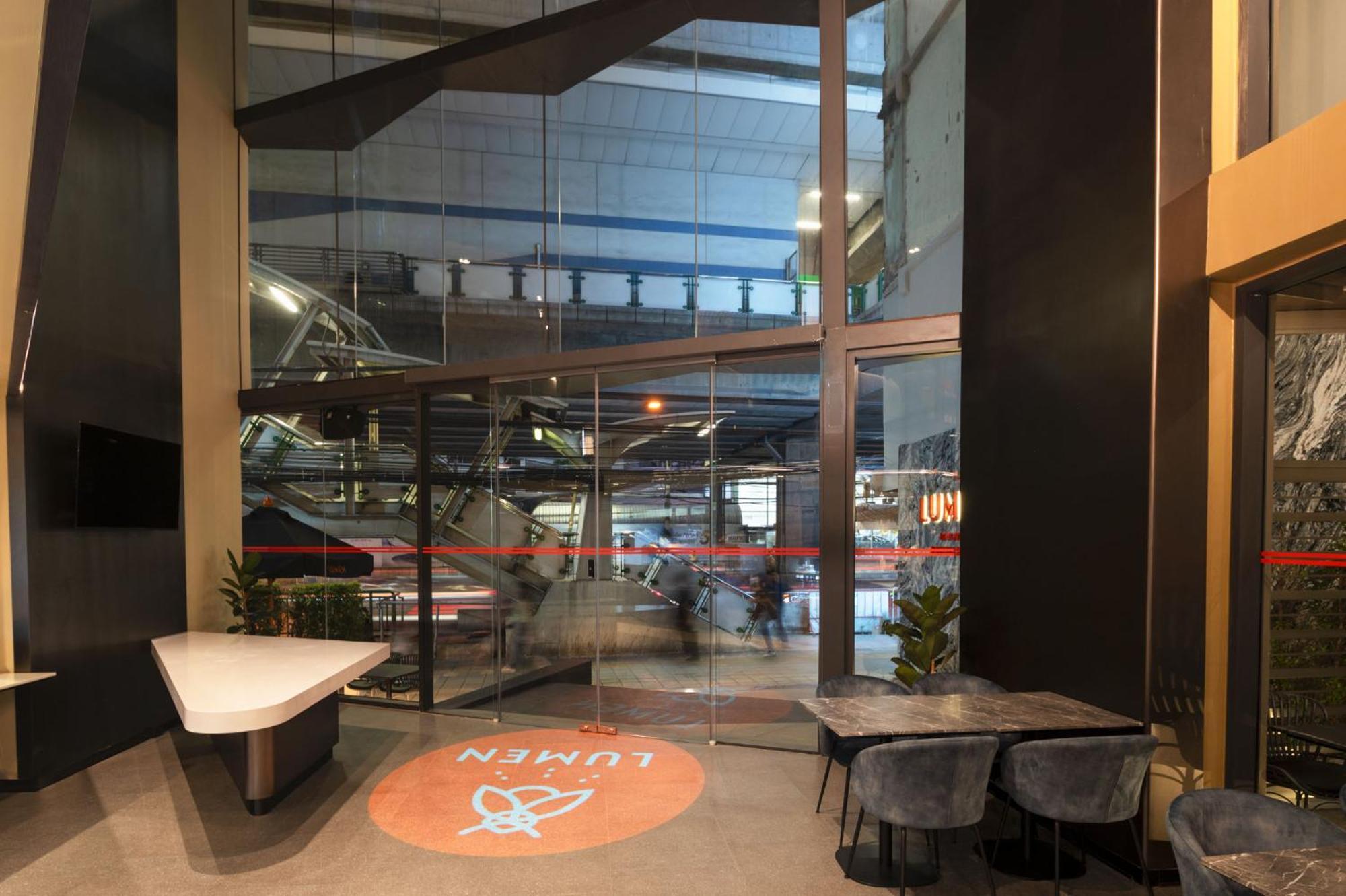 Lumen Bangkok Udomsuk Station Hotel Екстериор снимка