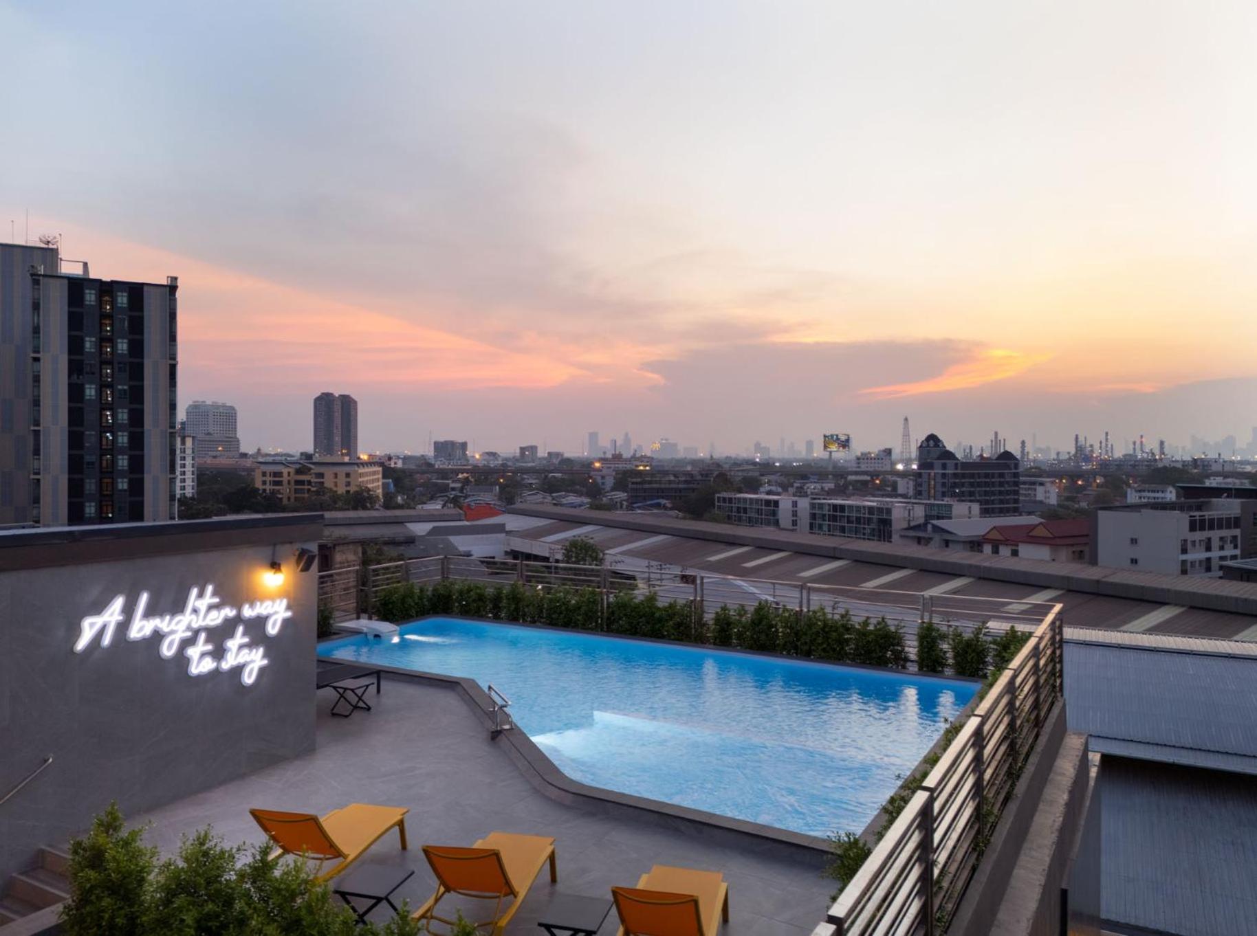 Lumen Bangkok Udomsuk Station Hotel Екстериор снимка