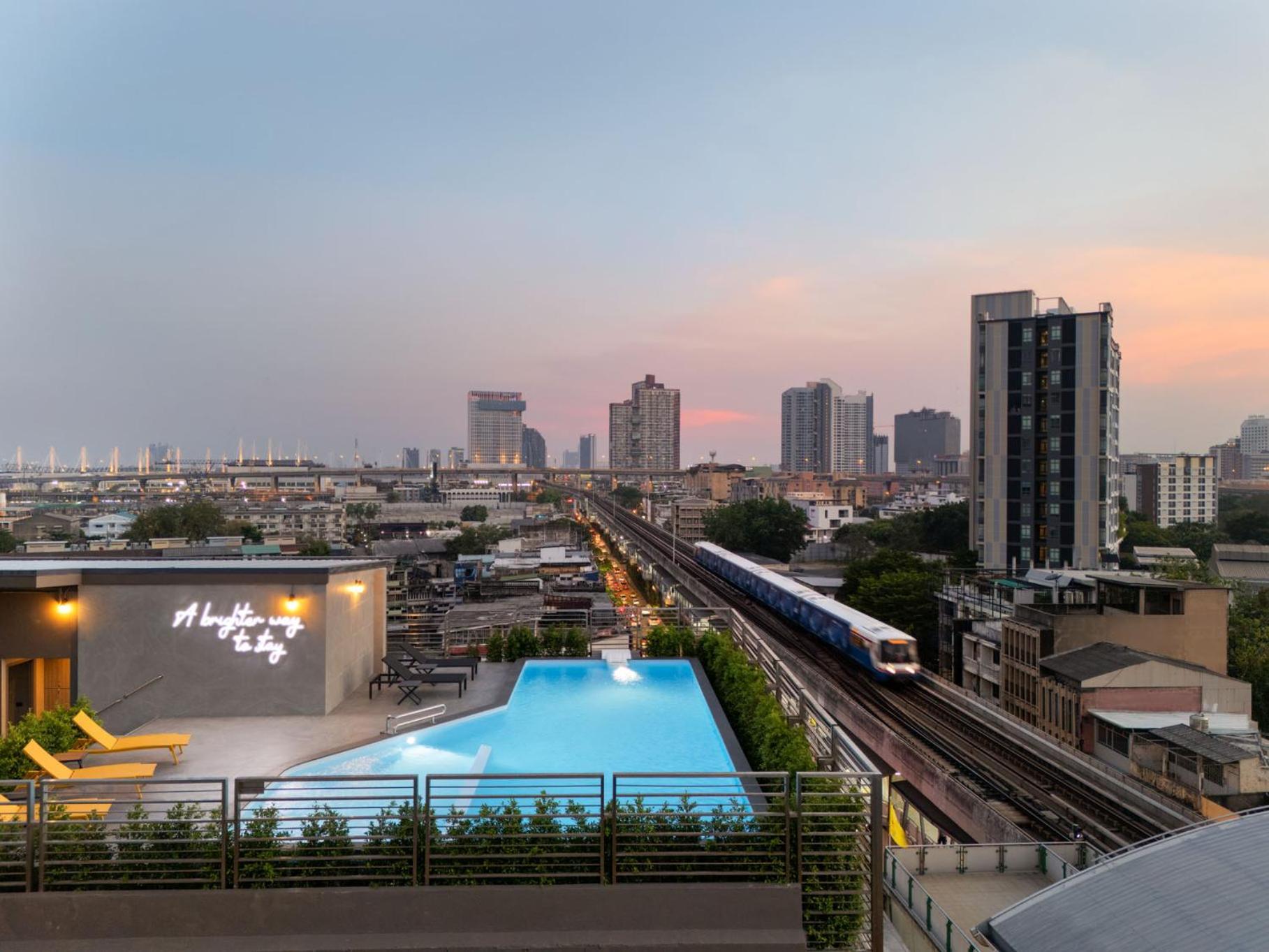 Lumen Bangkok Udomsuk Station Hotel Екстериор снимка