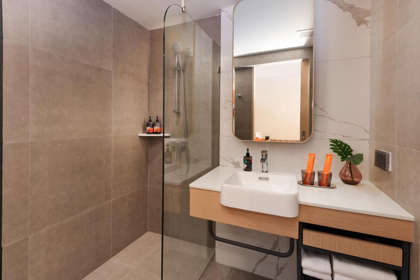Lumen Bangkok Udomsuk Station Hotel Екстериор снимка