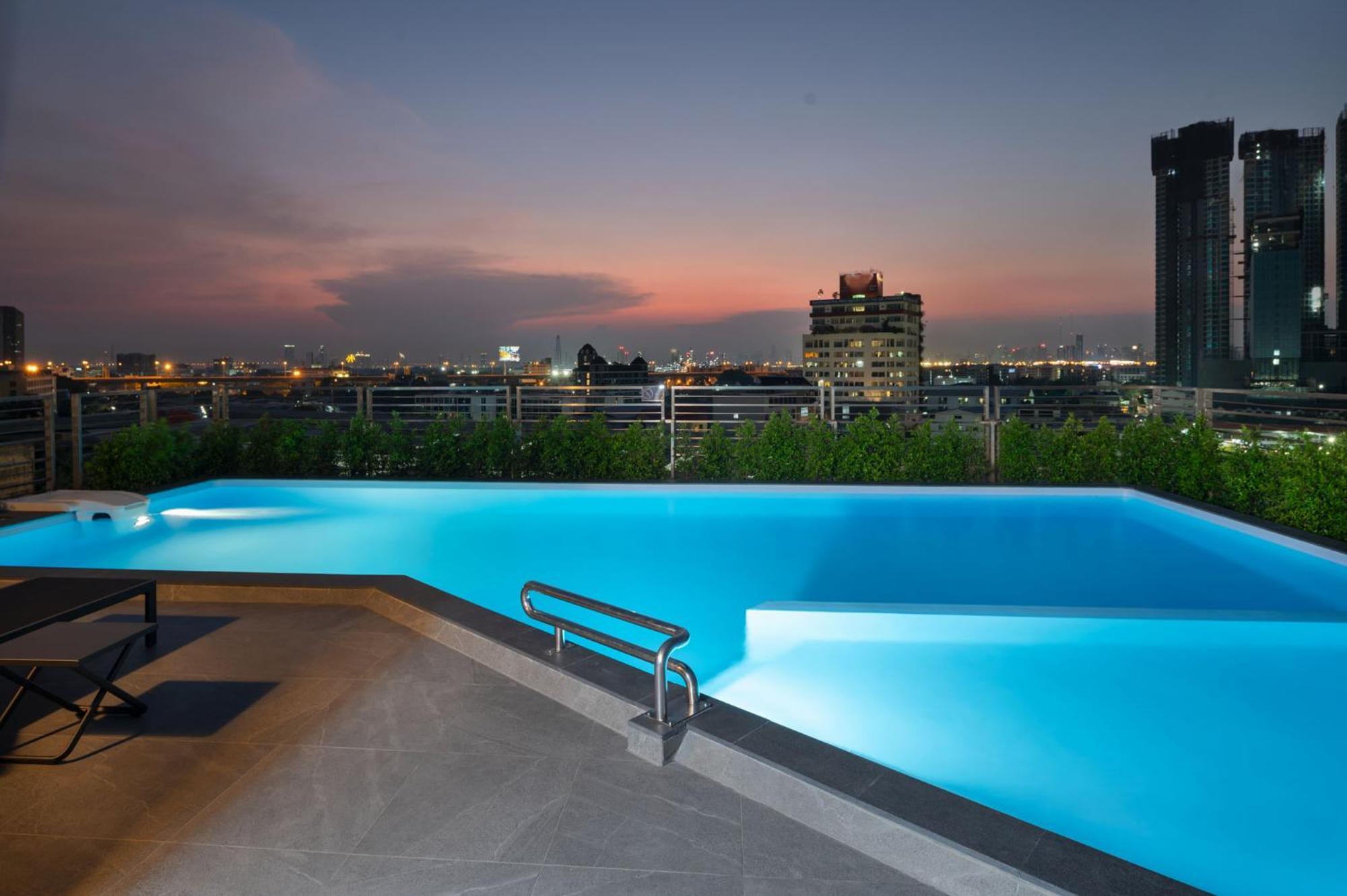 Lumen Bangkok Udomsuk Station Hotel Екстериор снимка