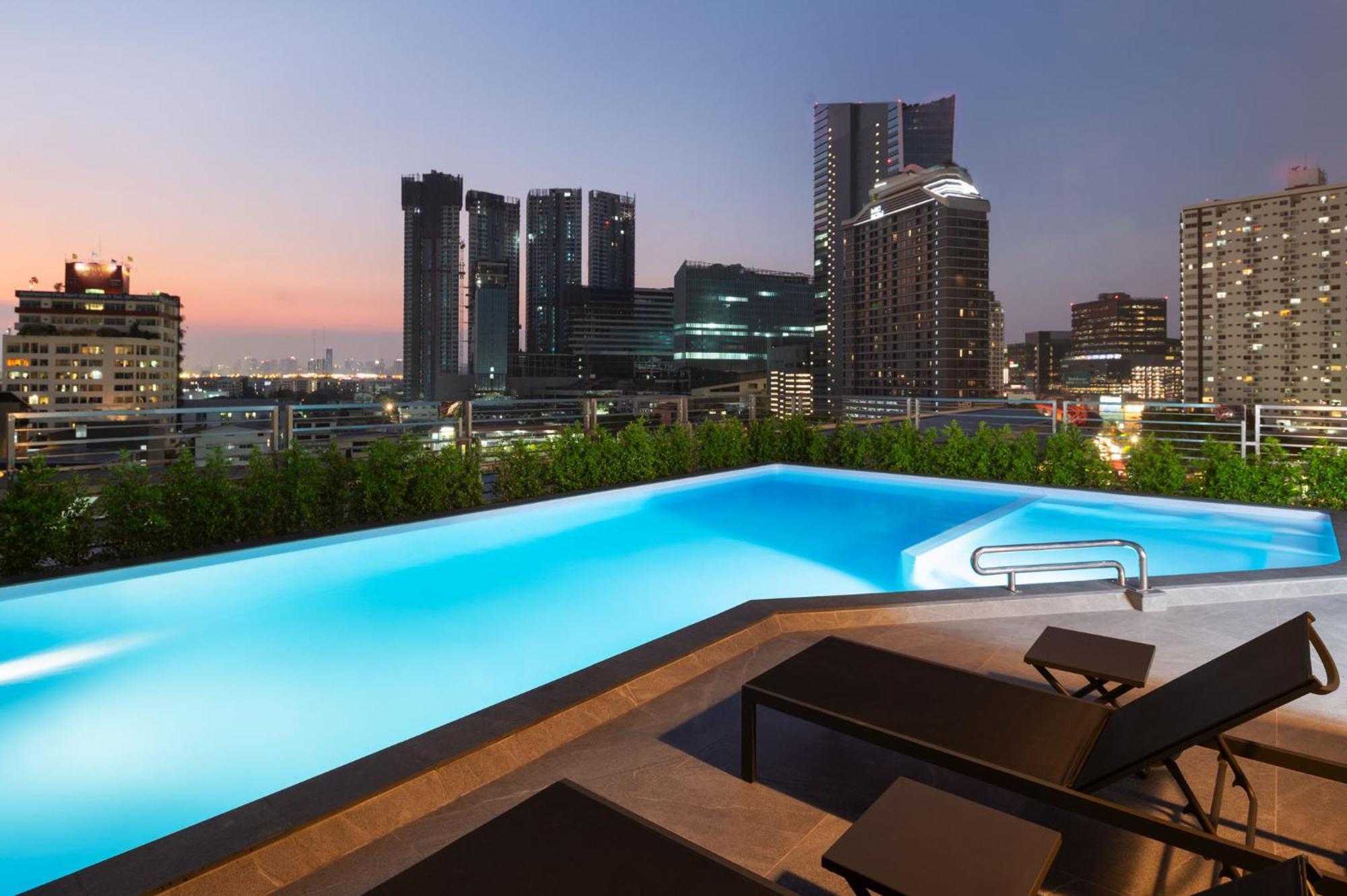 Lumen Bangkok Udomsuk Station Hotel Екстериор снимка
