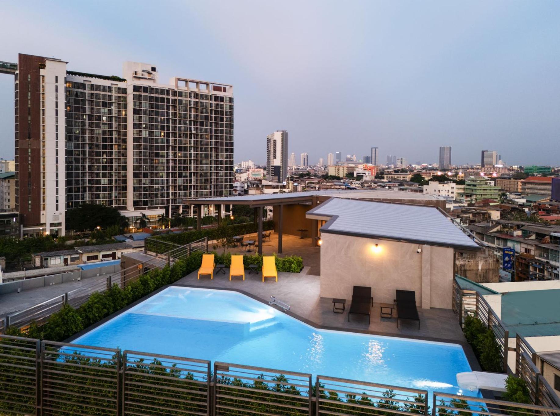 Lumen Bangkok Udomsuk Station Hotel Екстериор снимка