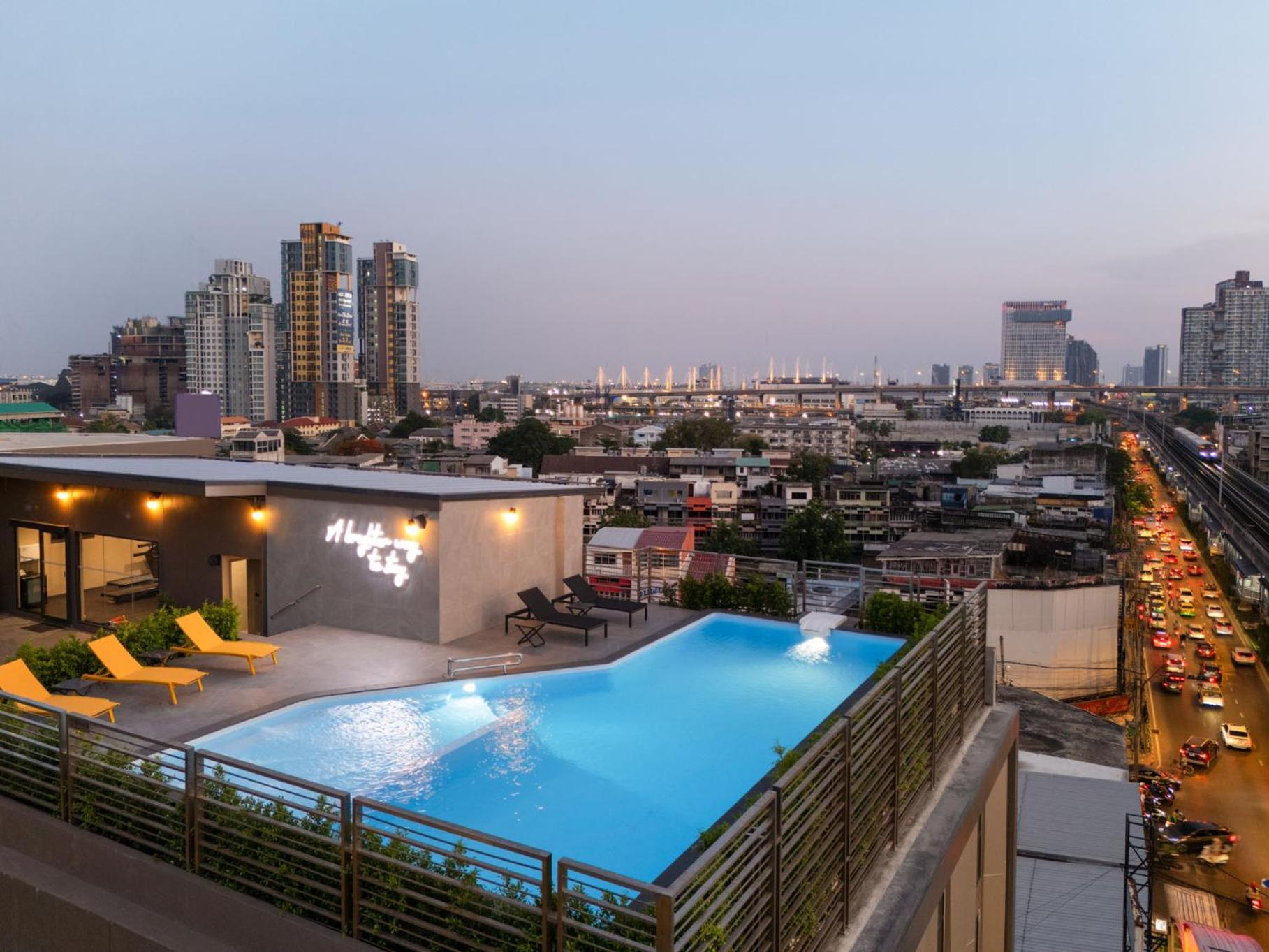 Lumen Bangkok Udomsuk Station Hotel Екстериор снимка