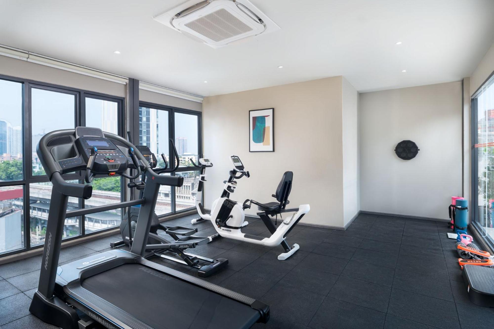Lumen Bangkok Udomsuk Station Hotel Екстериор снимка