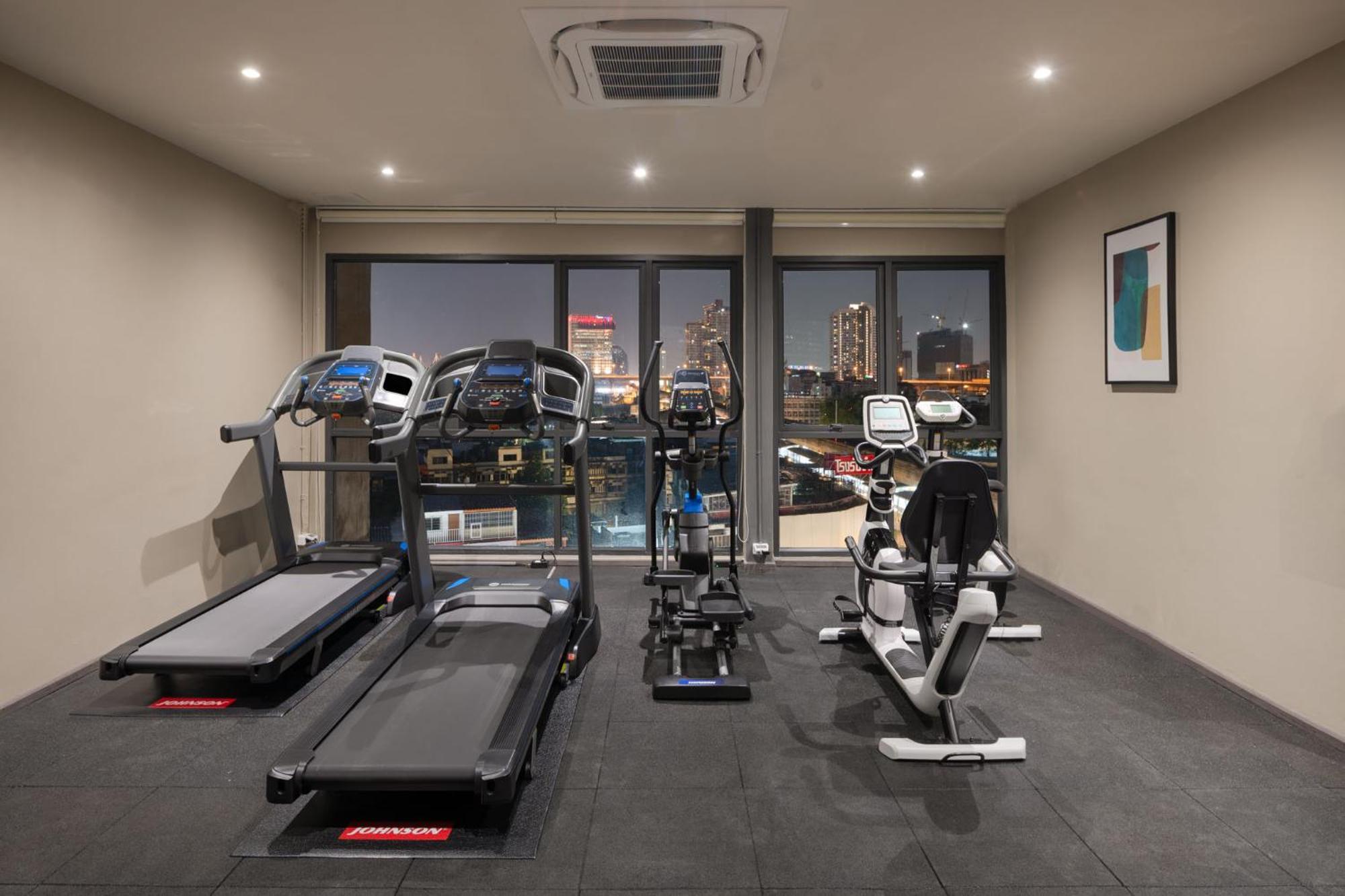 Lumen Bangkok Udomsuk Station Hotel Екстериор снимка