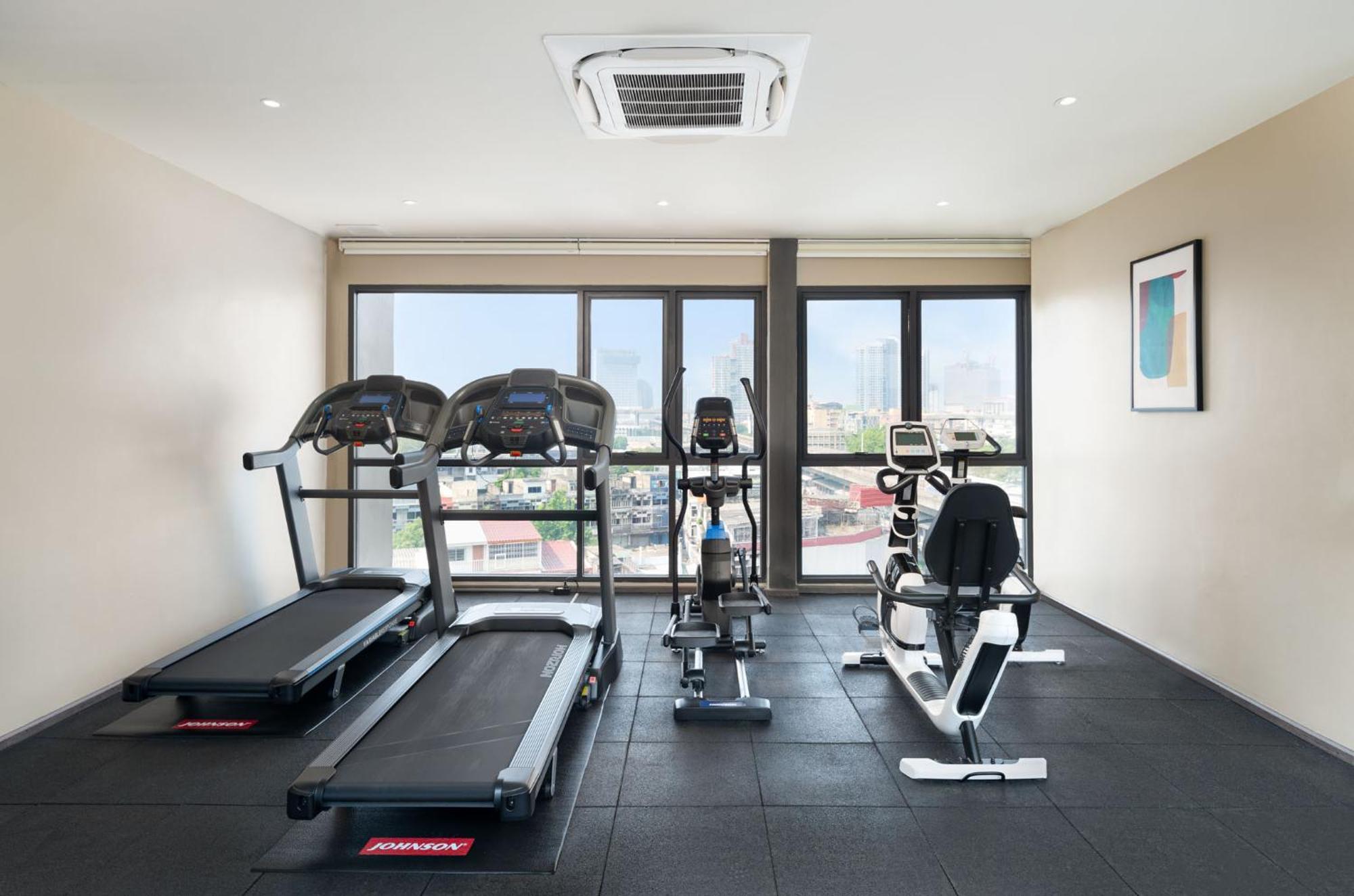 Lumen Bangkok Udomsuk Station Hotel Екстериор снимка