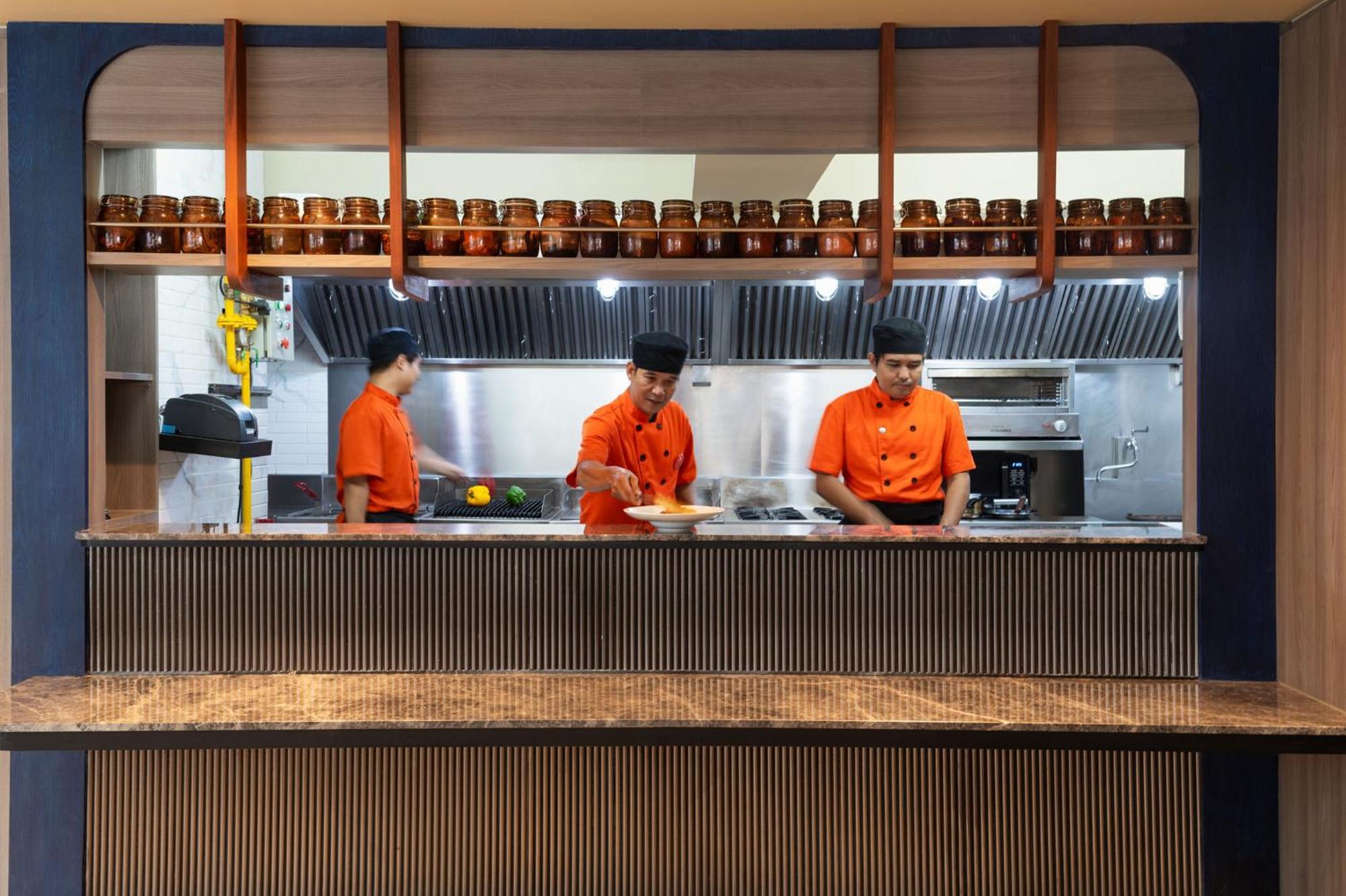 Lumen Bangkok Udomsuk Station Hotel Екстериор снимка