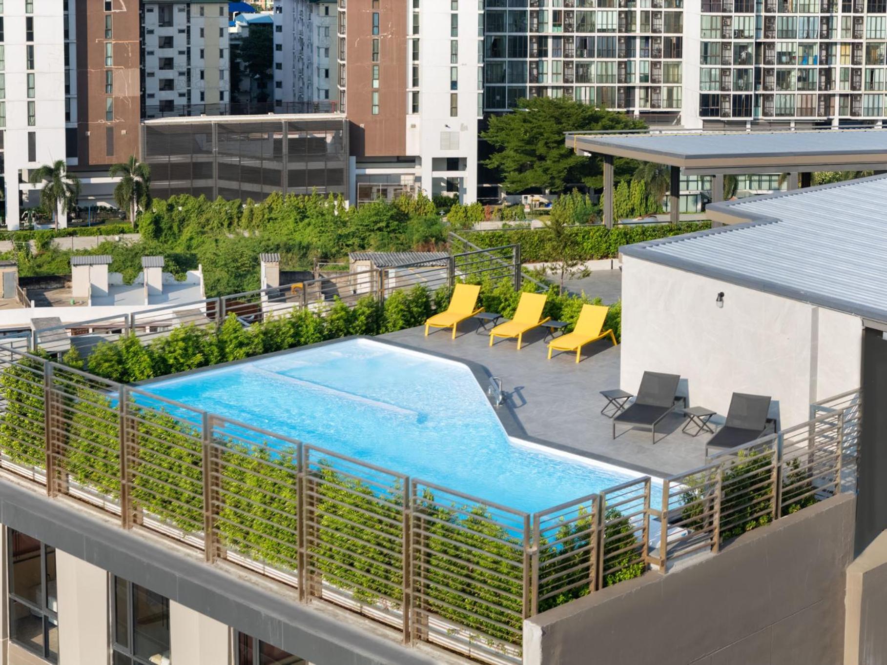 Lumen Bangkok Udomsuk Station Hotel Екстериор снимка