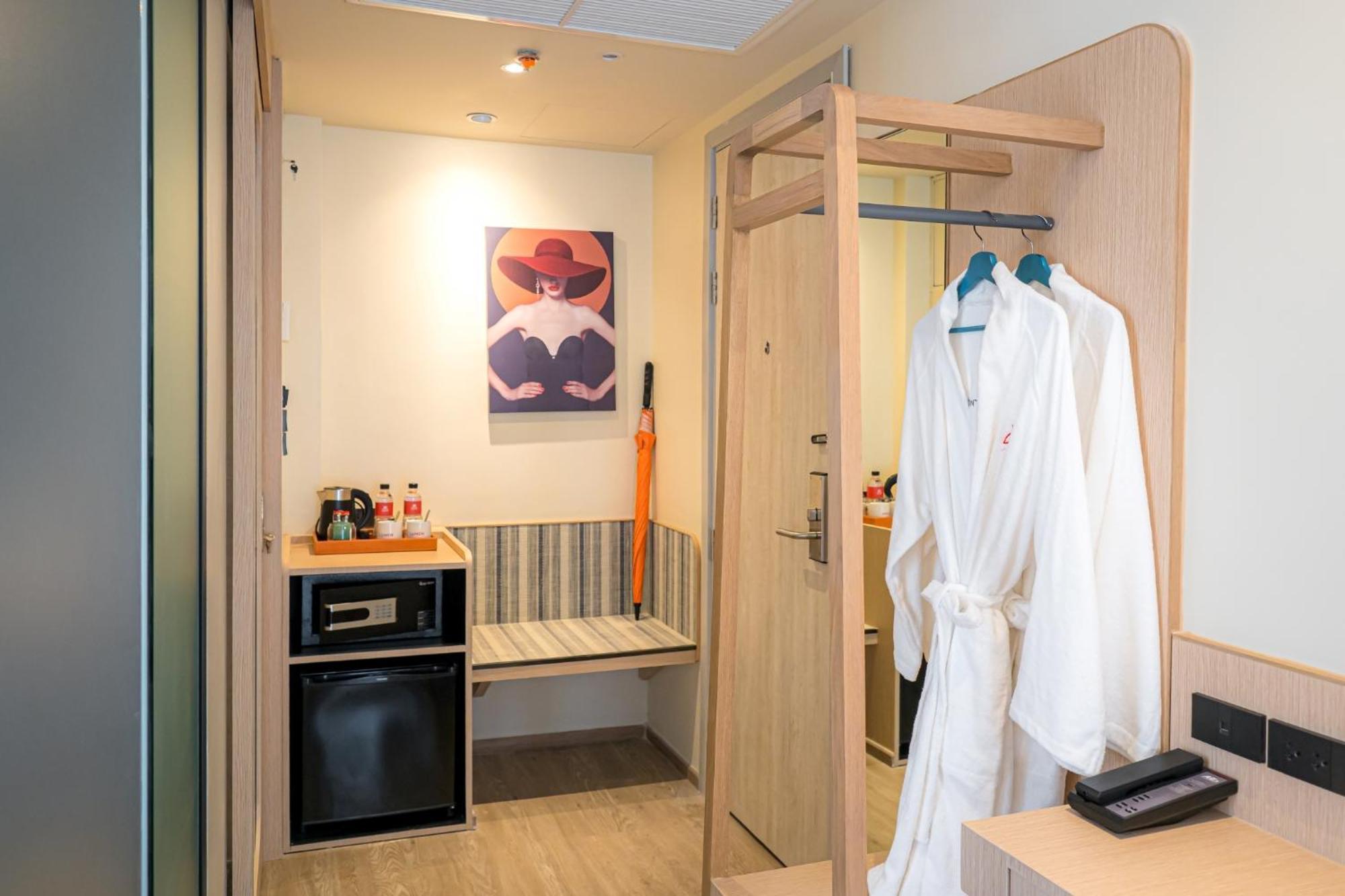 Lumen Bangkok Udomsuk Station Hotel Екстериор снимка